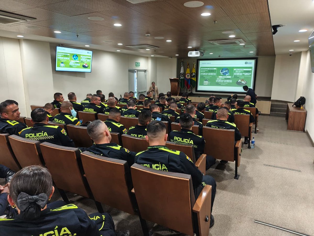 FORPO's tweet photo. El Fondo Rotatorio de la Policía estuvo presente en la Escuela de Postgrados de la @PoliciaColombia socializando el portafolio de productos y servicios que tiene para los uniformados y sus familias. ¡Compromiso constante con el bienestar integral! 🤝👮‍♂️ https://t.co/HqugoVN9KX