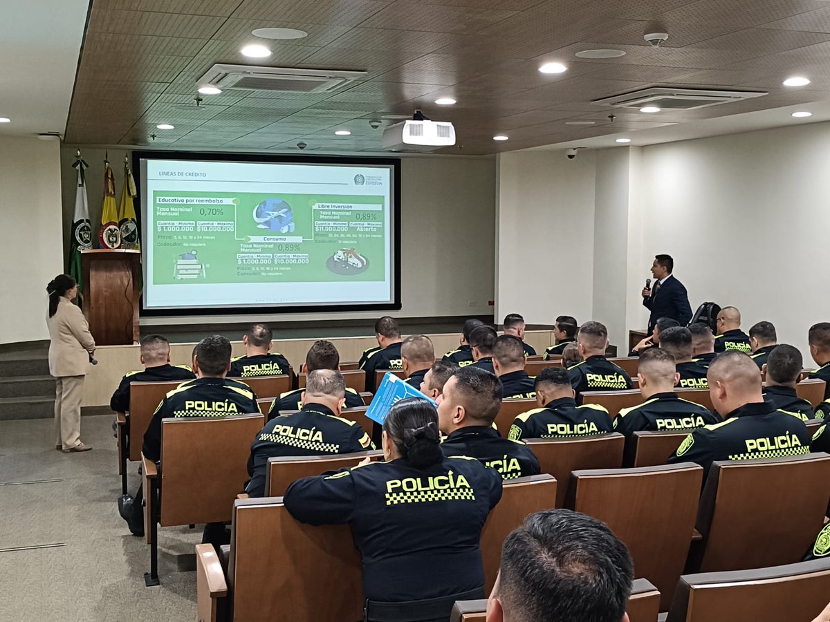 FORPO's tweet photo. El Fondo Rotatorio de la Policía estuvo presente en la Escuela de Postgrados de la @PoliciaColombia socializando el portafolio de productos y servicios que tiene para los uniformados y sus familias. ¡Compromiso constante con el bienestar integral! 🤝👮‍♂️ https://t.co/HqugoVN9KX