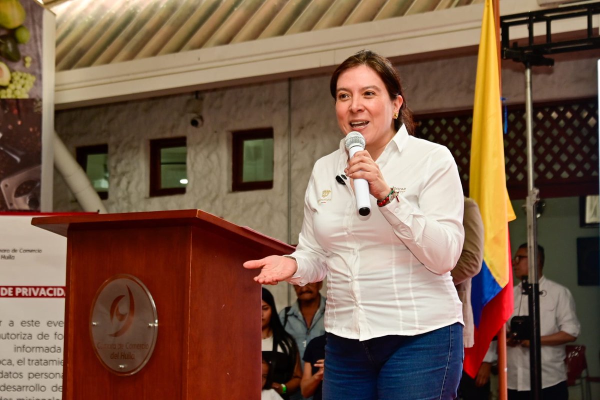 URestitucion's tweet photo. En Pitalito, #Huila, nuestra directora general, Myriam Martínez, realizó su primera entrega de resoluciones de compensación económica por más de $472 millones a tres familias víctimas del conflicto armado, en cumplimiento de órdenes judiciales.

🤝 En el marco del #DíaInternacionalDeLaMujerRural, este importante paso marca el inicio de una gestión enfocada en resultados, en la reparación integral y en brindar nuevas oportunidades a quienes han esperado durante años una respuesta del Estado.