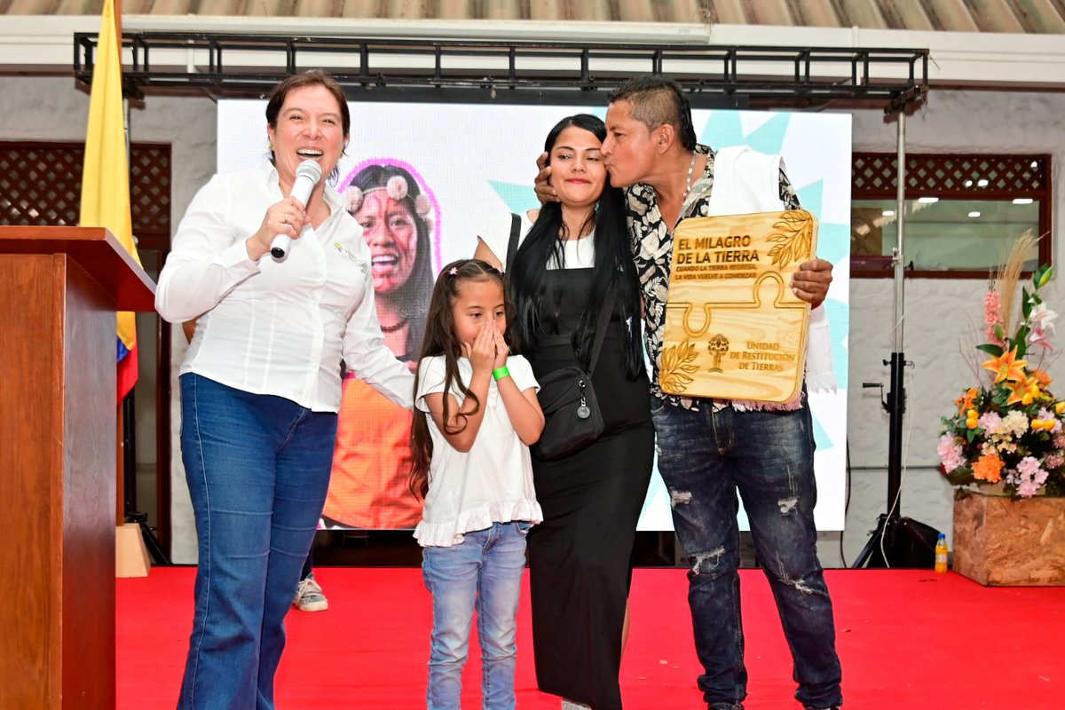 URestitucion's tweet photo. En Pitalito, #Huila, nuestra directora general, Myriam Martínez, realizó su primera entrega de resoluciones de compensación económica por más de $472 millones a tres familias víctimas del conflicto armado, en cumplimiento de órdenes judiciales.

🤝 En el marco del #DíaInternacionalDeLaMujerRural, este importante paso marca el inicio de una gestión enfocada en resultados, en la reparación integral y en brindar nuevas oportunidades a quienes han esperado durante años una respuesta del Estado.