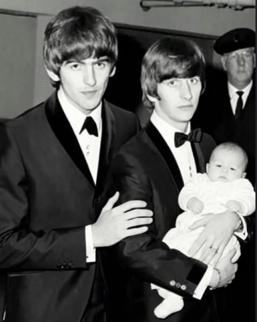 glitteraegyo's tweet photo. my parents with me (1965) https://t.co/KgR3X4rIcX