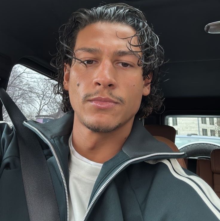 zenssdayaa's tweet photo. Emilio Sakraya actually fine as fuck i’ll be tuned in for this fourth wing series https://t.co/Pma9GBLsDc