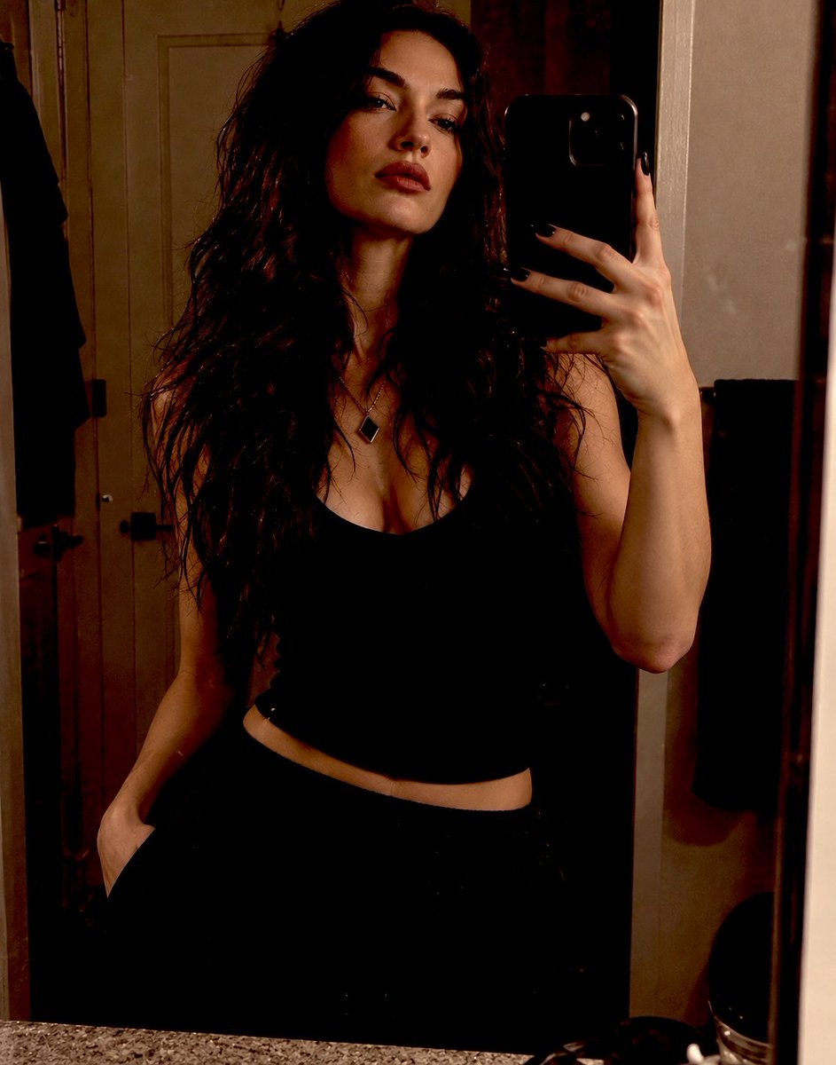 S0FIAFALC0NE's tweet photo. staying in tonight, entertain her. https://t.co/dEHjDeD637
