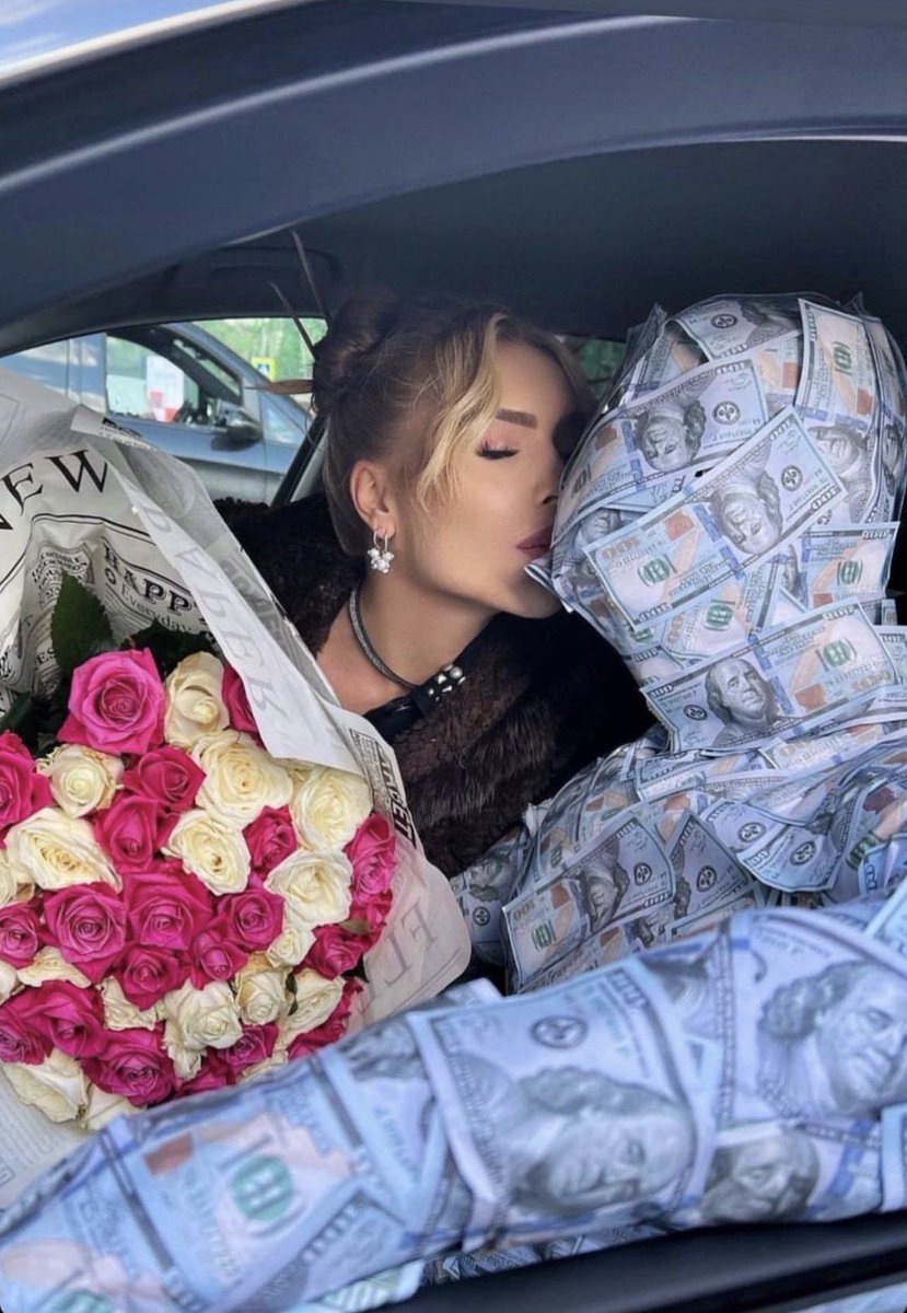 Blessingauraa's tweet photo. Kissing the bag like it’s my soulmate.🤤💸 https://t.co/iqyvCaTG2x