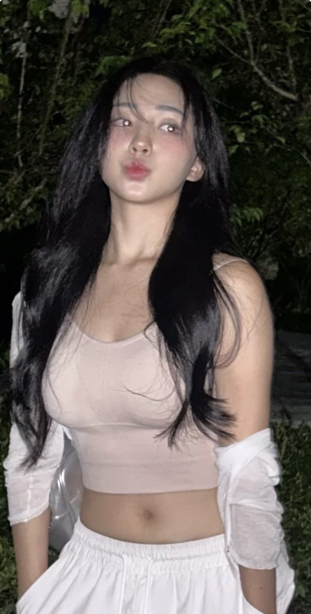 Kimhyeonnn's tweet photo. Me in public vs me in private 

#bwc #bleached #wmaf #cuckold #hotwife #cheating #asiancuckold #cuck https://t.co/4gmr1RNeii