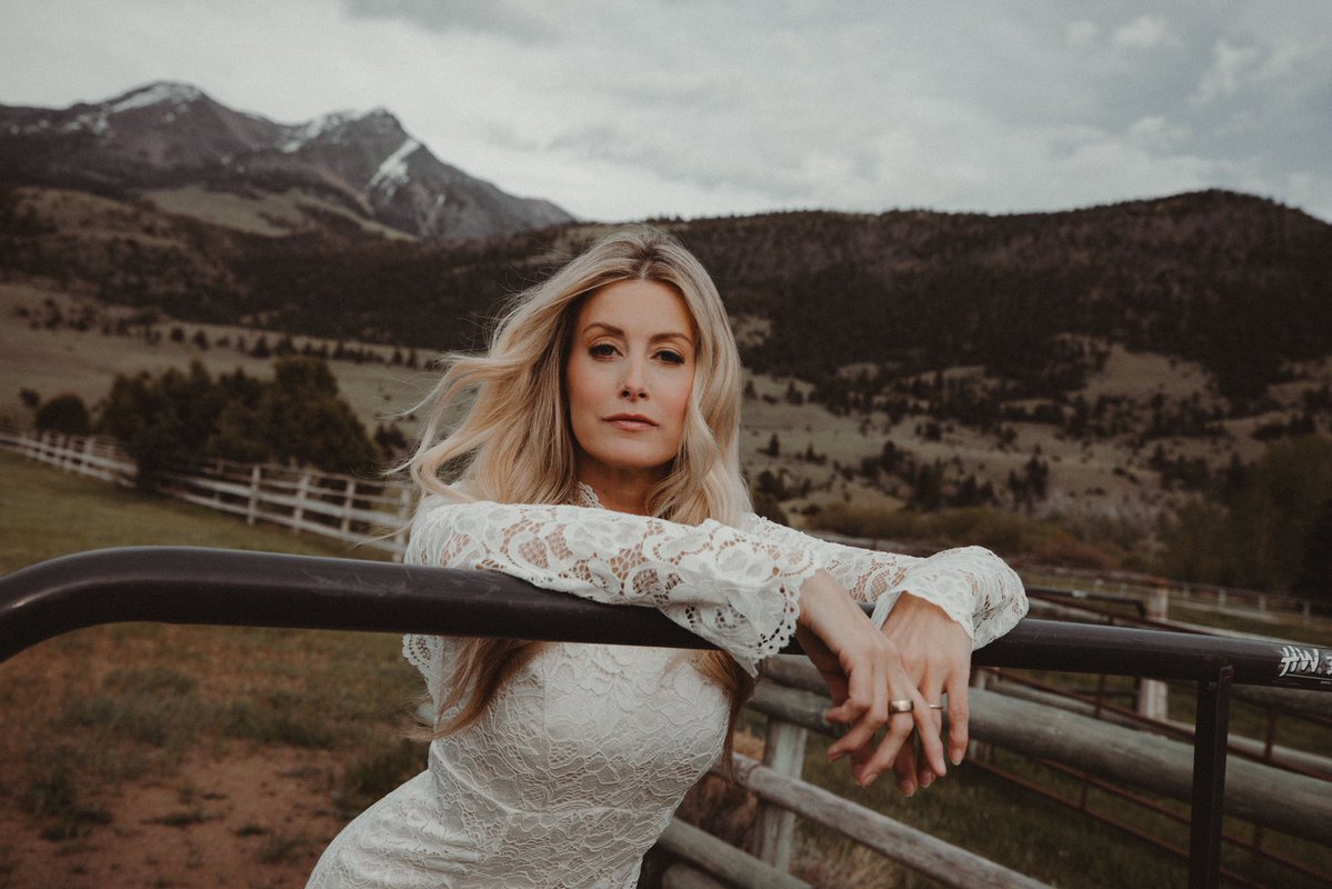 StephanieQuayle's tweet photo. Grateful beyond measure to be able to walk into this new year with the joy in my heart and peace that transcends all understanding with you all. Thank you for sharing my songs and celebrating with me through this new music. Inspired, determined, and available to go do what God wants me to do. I am a seeker.

📸: @rkdeeb