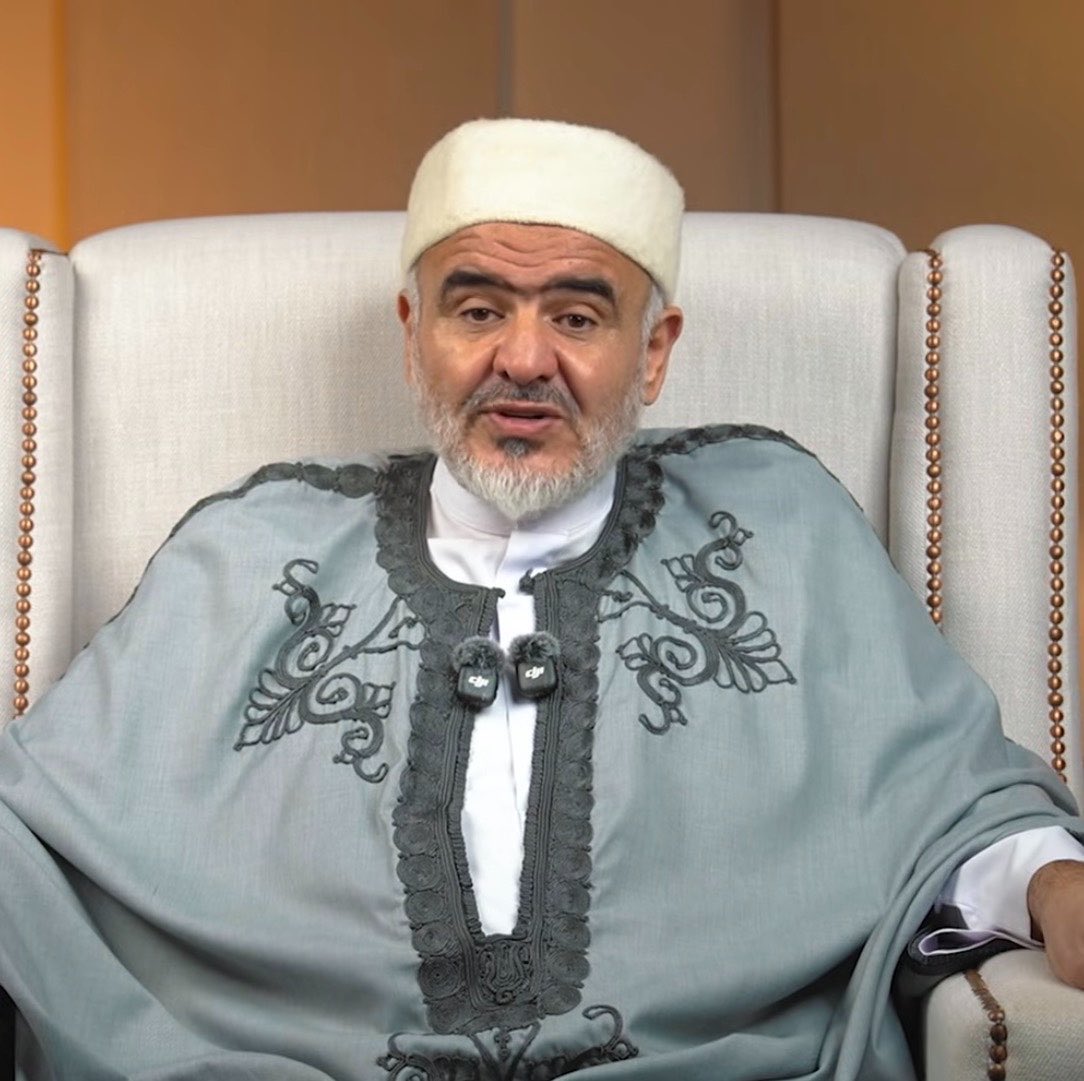 kemalozercom's tweet photo. Dünya Müslüman Alimler Birliği Genel Sekreteri Muhammed Ali es-Sallabî:

“Kıymetli Recep Tayyip Erdoğan’a

Siz, Azerbaycan’ın en karanlık günlerinde yanında duran liderdin. Silah depolarını ve insansız hava araçlarını Azerbaycan’ın hizmetine sundun, askerî danışmanlar gönderdin. 

Ermenistan’a ve tüm dünyaya karşı dimdik durarak Karabağ’ın kurtuluşu için “Azerbaycan yalnız değildir!” dediniz.

Biz Müslümanlar olarak seni alkışladık. İlham Aliyev’in zaferini hepimizin zaferi olarak gördük.

Ancak bugün her Müslüman erkeğin ve kadının yüreğini sızlatan bir soru var: Müttefikin İlham Aliyev, kendi ülkesinde ne yapıyor?

İslam ve Türk kardeşliği adına desteklediğin müttefikin, bugün Azerbaycan’da kızlarımızın başörtüleriyle okullara ve üniversitelere girmesini engelliyor.

Kız öğrenciler sırf “Rabbim bana bunu emretti” dediği için okula alınmıyor.

Değerli Cumhurbaşkanı Erdoğan,

Siz, Türkiye’de başörtülü kızların eğitim hakkı için yıllarca mücadele ettiniz. Üniversitelerdeki başörtüsü yasağını kaldıran lider oldunuz.

Peki, bugün sizin insansız hava araçlarınızla güçlenen müttefikin tarafından aynı başörtüsünün baskı altına alınmasına nasıl razı olabilirsin?

Birlikte inşa ettiğiniz güçlü Azerbaycan, Müslüman kadınlara baskı uygulayan bir güce dönüşmemelidir.

Size kardeşlik adına, bugün okulunun kapısında gözyaşı döken her Azerbaycanlı kız öğrenci adına sesleniyoruz:

İlham Aliyev üzerindeki büyük etkinliği ve nüfuzunu kullanarak ona şu sözleri söylemeni istiyoruz:

“Müslümanların kızlarından elinizi çekin!”

Çünkü Bakü’de başörtüsü mücadelesini kaybedersek, Karabağ zaferi de gerçek anlamda tamamlanmış olmayacaktır.

Allah’ım sen şahit ol! 
Ben üzerime düşen tebliğ görevini yerine getirdim.”