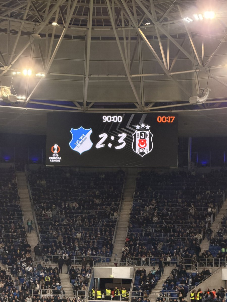 euphratesfdn's tweet photo. Bugüne kadar dünyanın farklı yerlerinde yüzlerce stadyumda maç izledim. Çok farklı taraftar grupları, tribün kültürleri ve atmosferler gördüm. Ama bu akşam Hoffenheim deplasmanında yaşadığım tribün atmosferinin bir benzerini uzun yıllardır Avrupa deplasmanlarında görmediğimi, hatta belki de daha önce hiç görmediğimi söyleyebilirim.

Tezahüratların zamanlaması, tribünün kusursuz organizasyonu, herkesin aynı anda aynı coşkuyla hareket etmesi, bir an bile düşmeyen tempo gerçekten hayranlık uyandırıcıydı ve o kadar etkileyiciydi ki Hoffenheim taraftarları bile zaman zaman kendi takımlarını bırakıp bizim tribünü izledi, hatta bazı tezahüratlara eşlik etti.

Tribün kültürü, futbolun en önemli parçalarından biri. Bu akşam bunun ne kadar güçlü, etkileyici ve birleştirici olabileceğine bir kez daha tanıklık ettim.

Burada Avrupa’daki Beşiktaş taraftarına da ayrı bir parantez açmak gerekiyor. Memleketinden binlerce kilometre uzakta yaşayıp Beşiktaş’a olan bağlılığını nesilden nesile taşıyan, fırsat bulduğu her deplasmanı adeta bir iç saha maçına çeviren muazzam bir taraftar topluluğumuz var. Bu kültürü yıllardır Avrupa’nın dört bir yanında yaşatmaları başlı başına büyük bir takdiri hak ediyor. Sahada oynanan futbol bir yana, bu akşam tribünde başlı başına unutulmayacak bir performans vardı. Emeği geçen, sesini kısana kadar bağıran, bu atmosferi yaratan herkese helal olsun. 

İyi ki Beşiktaş 🦅