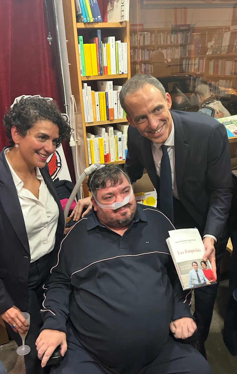 LucBroussy's tweet photo. Beau moment d’émotion et d’amitié avec @lamiaela et @jparelon qui ce soir dédicaçaient leur livre « Les empêchés » qui raconte les affres d’un couple face à la Maladie de Charcot.

@rglucks1 était là pour les soutenir et leur dire son admiration pour leur résilience.

On a croisé également @fhollande et @yjadot