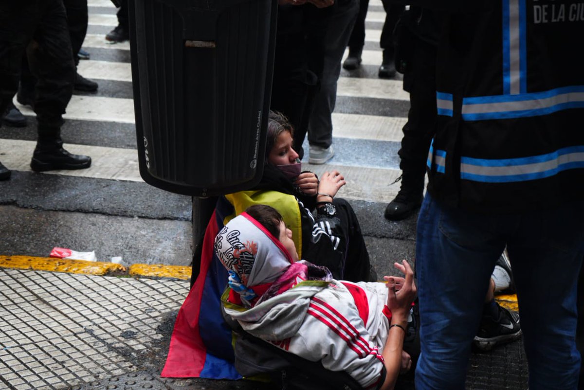 izquierdadiario's tweet photo. Ya son 31 los manifestantes detenidos tras la represión de la Polícia ante la resistencia que durante horas se vio en Congreso contra el DNU 70/23 https://t.co/ms2RLhDzAd