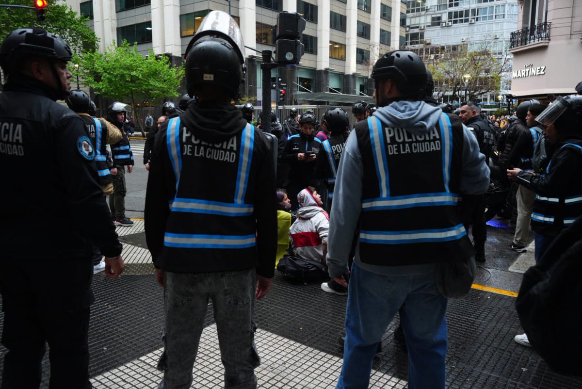 izquierdadiario's tweet photo. Ya son 31 los manifestantes detenidos tras la represión de la Polícia ante la resistencia que durante horas se vio en Congreso contra el DNU 70/23 https://t.co/ms2RLhDzAd