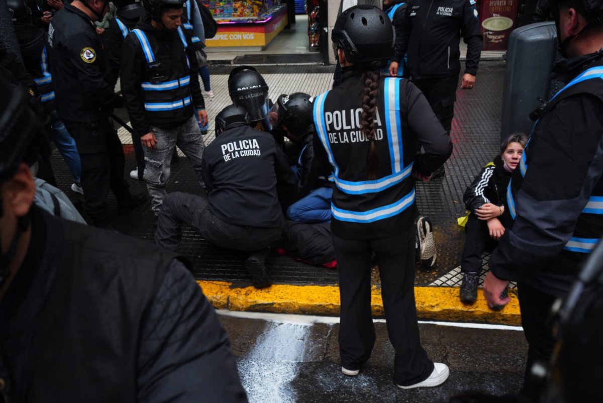 izquierdadiario's tweet photo. Ya son 31 los manifestantes detenidos tras la represión de la Polícia ante la resistencia que durante horas se vio en Congreso contra el DNU 70/23 https://t.co/ms2RLhDzAd