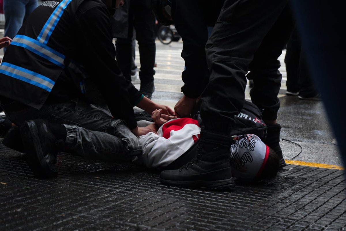 izquierdadiario's tweet photo. Ya son 31 los manifestantes detenidos tras la represión de la Polícia ante la resistencia que durante horas se vio en Congreso contra el DNU 70/23 https://t.co/ms2RLhDzAd