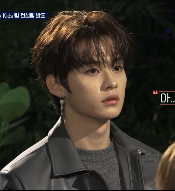 strxyiq's tweet photo. The concept of thinking jimin mogs lee know… this is the exact reason why I don’t take armys seriously https://t.co/kt3zHrS5BM