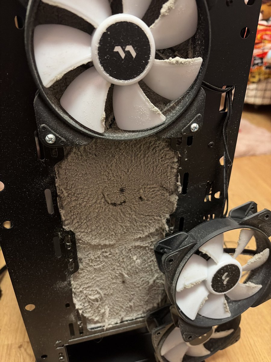 shirahikovt's tweet photo. guys…… 
I think I figured out why my pc was overheating….. https://t.co/Wt5hgHhdWW