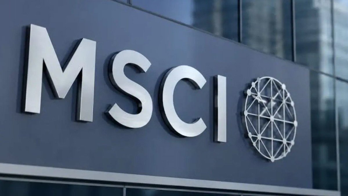 BorsaAbisi's tweet photo. 🚨 MSCI'DAN TÜRKİYE'YE AĞIR DARBE TÜM ENDEKS DEĞİŞİKLİKLERİ DONDURULDU

​Türk hisselerinde fonlar üzerinden yapılan koordineli işlemler ve fiili dolaşımdaki şaibeler uluslararası devlerin de radarına girdi..

MSCI; Türkiye endekslerindeki yeni hisse girişlerini, pay artırımlarını ve yukarı yönlü tüm revizyonları dondurduğunu açıkladı.

​Dahası da var Haziran 2027'ye kadar yeterli şeffaflık ve denetim adımları atılmazsa, Türkiye Gelişmekte Olan Piyasalar statüsünden tamamen düşürülecek..

​İçeride fonları patlatıp denetimsizliğe göz yumdunuz, şimdi uluslararası piyasalarda da tüm güvenilirlik maalesef yerle bir oluyor..