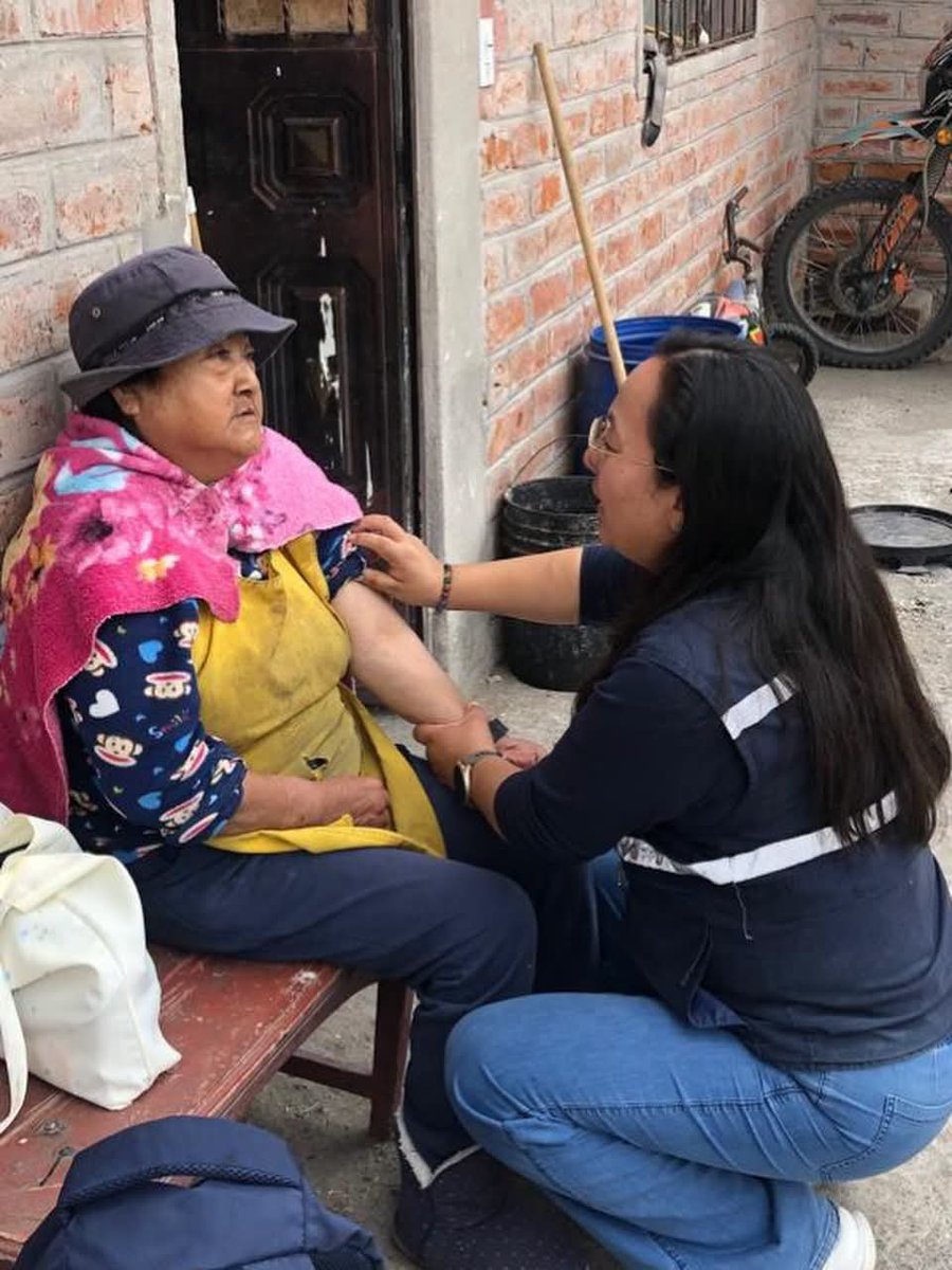 DPS_Chimborazo's tweet photo. #Guano | El equipo 👨‍⚕️👩‍⚕️de salud realiza visitas domiciliarias a pacientes de grupos vulnerables en las comunidades de Chingazo Bajo y Tamaute. 

Esta iniciativa garantiza un seguimiento médico integral, oportuno y digno directamente en sus hogares 🏡 https://t.co/5p4H6z9coa
