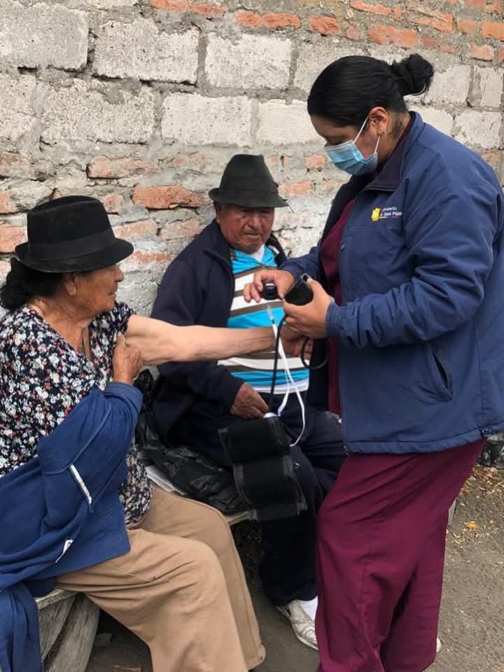 DPS_Chimborazo's tweet photo. #Guano | El equipo 👨‍⚕️👩‍⚕️de salud realiza visitas domiciliarias a pacientes de grupos vulnerables en las comunidades de Chingazo Bajo y Tamaute. 

Esta iniciativa garantiza un seguimiento médico integral, oportuno y digno directamente en sus hogares 🏡 https://t.co/5p4H6z9coa