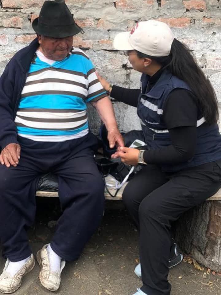 DPS_Chimborazo's tweet photo. #Guano | El equipo 👨‍⚕️👩‍⚕️de salud realiza visitas domiciliarias a pacientes de grupos vulnerables en las comunidades de Chingazo Bajo y Tamaute. 

Esta iniciativa garantiza un seguimiento médico integral, oportuno y digno directamente en sus hogares 🏡 https://t.co/5p4H6z9coa