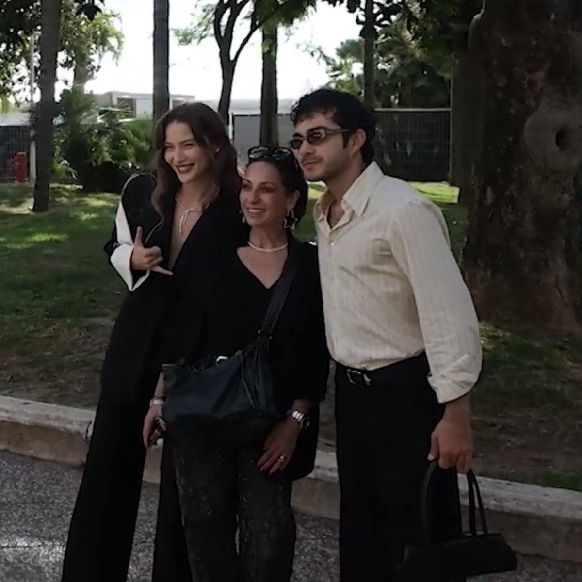 callmemooncakes's tweet photo. Rahimcan’s fav activities with his best friend in a day:
kiss her hands in the most romantic way possible
carry her purse
open his arms for her to jump into them
bonus points if he compliments her and can’t take his eyes off her #RahEl #emnaz https://t.co/LsbJ4R7w3S