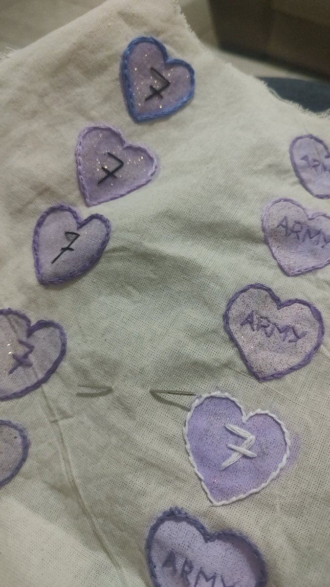sisalovers's tweet photo. Tô dando meu melhor, vocês vão pegar meu coraçãozinho bordado né gente ? Tô usando cada tempinho que tenho pra fazer 💜🥹 #freebies #bts https://t.co/pRV1akAIh1