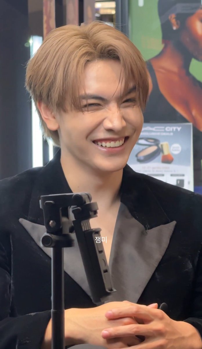 Hossy1503's tweet photo. Que su sonrisa brille siempre 🌻✨

JOONG MAC TAP TAP GO
#MACStudioFix 
#TapTapGo https://t.co/QSbtAJYvgi