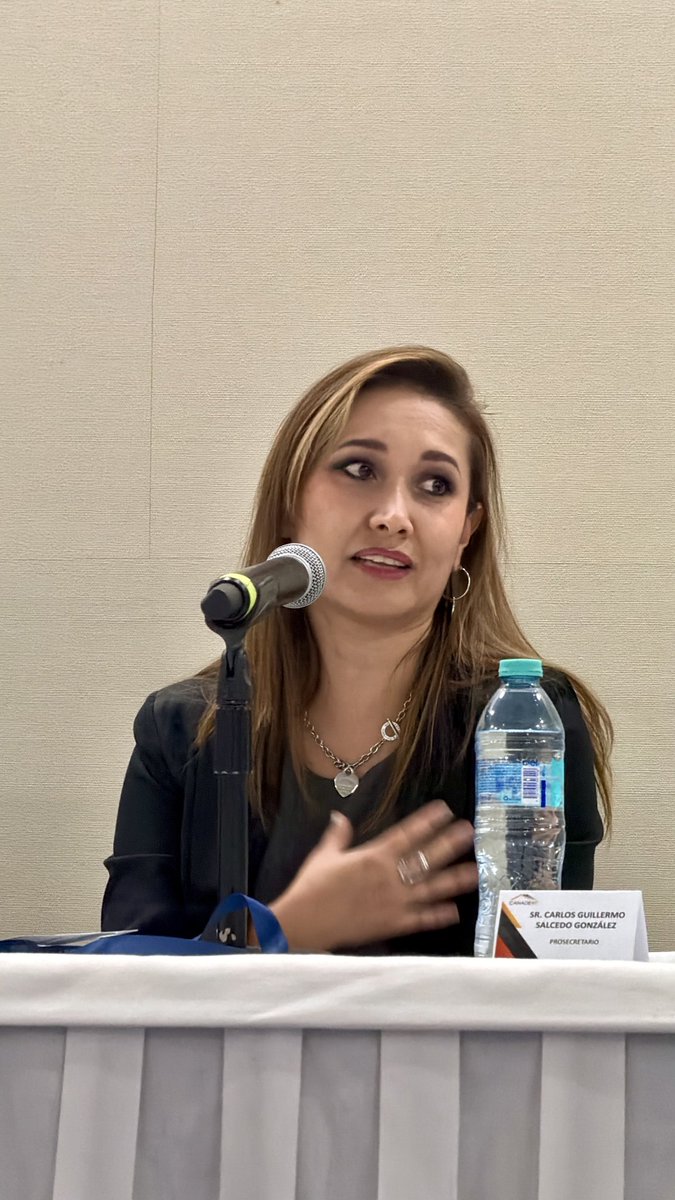 CANADEVINAC's tweet photo. Recibimos en nuestro 8º Consejo Directivo a Tania Díaz, Directora de @Expocihac 2026, quien nos habla de la relevancia de esta Expo, para los desarrolladores de vivienda y la cadena de valor.

#CANADEVI #ExpoCIHAC #vivienda #cadenadevalor https://t.co/uftn3Wg3Xr
