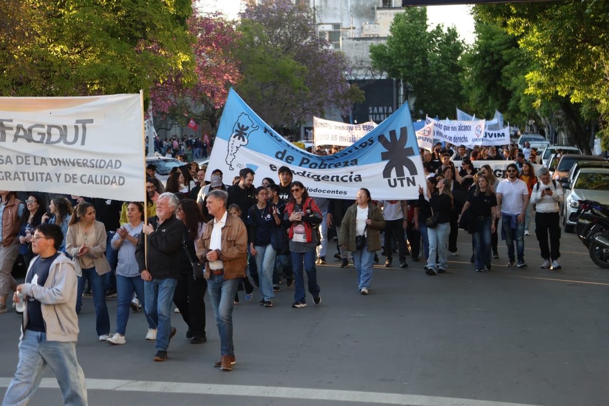 accastelloedu's tweet photo. La universidad pública es una de las herramientas más poderosas que tiene una persona para abrir su camino. 
Para muchas familias, es el lugar donde por primera vez alguien llega a un título, y con él a una vida con más oportunidades.

La educación permite el ascenso social: iguala, empodera y hace posible que el esfuerzo de cada joven no dependa de dónde nació ni de cuánto tienen en su casa.
Por eso acompañamos la Marcha Federal Universitaria.

Defender el financiamiento de las universidades públicas es defender el futuro de miles de jóvenes, docentes y trabajadores que sostienen ese camino todos los días.

En Villa María lo vemos en las aulas, en los chicos que eligen formarse acá y en los profesionales que después aportan a la ciudad y a los pueblos donde vuelven.
Cuando una sociedad invierte en educación, todos progresamos.

Sigamos defendiendo la Universidad Pública.