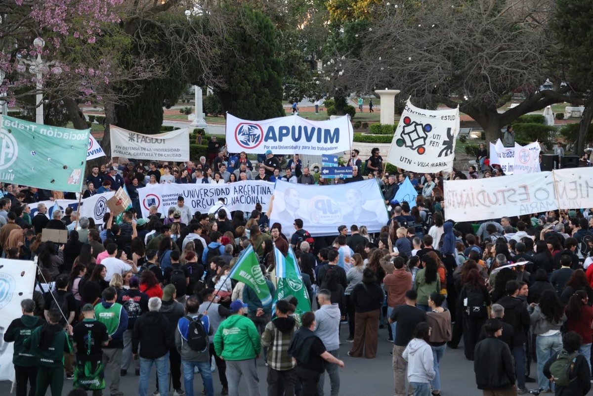 accastelloedu's tweet photo. La universidad pública es una de las herramientas más poderosas que tiene una persona para abrir su camino. 
Para muchas familias, es el lugar donde por primera vez alguien llega a un título, y con él a una vida con más oportunidades.

La educación permite el ascenso social: iguala, empodera y hace posible que el esfuerzo de cada joven no dependa de dónde nació ni de cuánto tienen en su casa.
Por eso acompañamos la Marcha Federal Universitaria.

Defender el financiamiento de las universidades públicas es defender el futuro de miles de jóvenes, docentes y trabajadores que sostienen ese camino todos los días.

En Villa María lo vemos en las aulas, en los chicos que eligen formarse acá y en los profesionales que después aportan a la ciudad y a los pueblos donde vuelven.
Cuando una sociedad invierte en educación, todos progresamos.

Sigamos defendiendo la Universidad Pública.