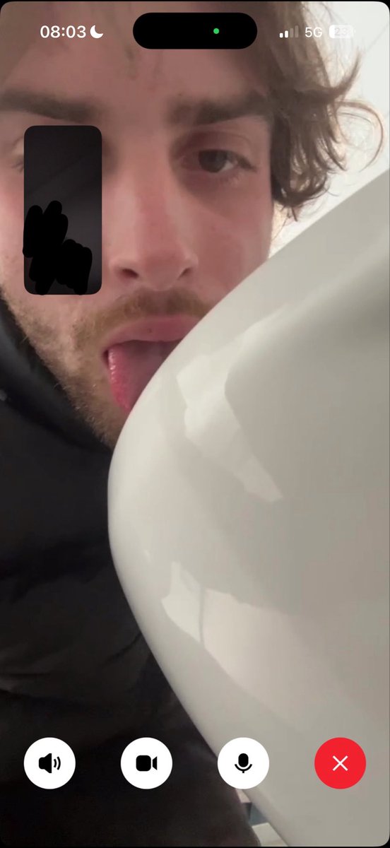 el_queen92's tweet photo. J’ai humilier cette chienne à faire lécher la cuvette de ces toilettes en FaceTime… qui est le prochain ? 

#moneyslave #paypig #moneymiss #soumis #domina https://t.co/5TneAgzNNj