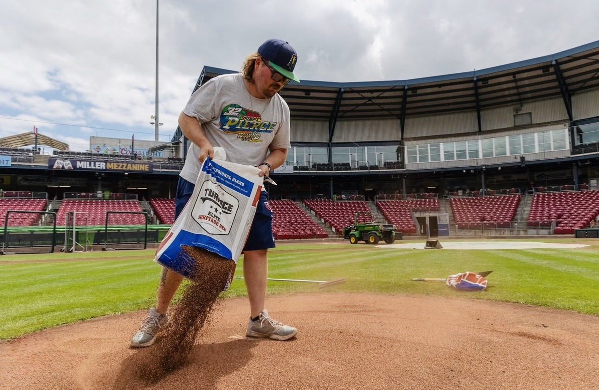 Turfaceproducts's tweet photo. A little dirt never hurt. Especially when it’s Turface. 🤙🏽

#dirtgottaloveit #turface #groundscrew https://t.co/dZUJaJQhOA