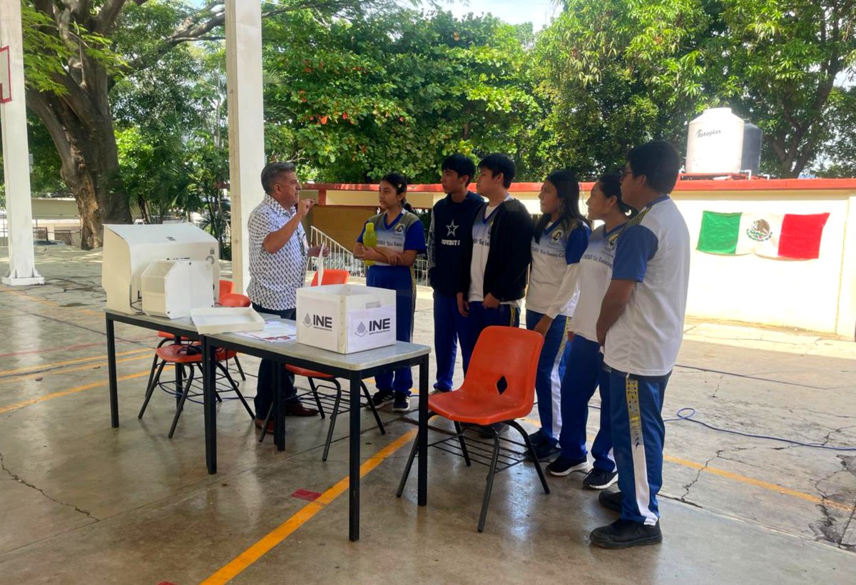 INE_Chiapas's tweet photo. Las y los estudiantes de la Escuela Secundaria Ignacio Ramírez Castañeda eligieron a su Consejo Estudiantil utilizando la Boleta Electrónica, una experiencia que combina tecnología, participación y valores democráticos. https://t.co/QEblDcOCp8