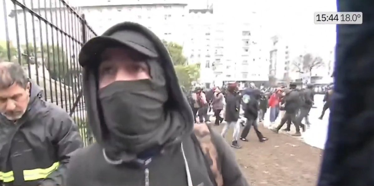 MiguePonceDLeon's tweet photo. Ya está detenido este encapuchado que golpeó a un camarógrafo de C5N después de una pregunta del periodista Adrián Salonia? https://t.co/sVOlZwQnYw