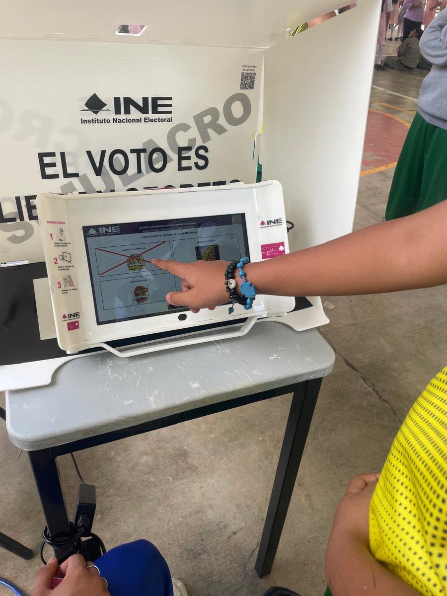 INE_Chiapas's tweet photo. Las y los estudiantes de la Escuela Secundaria Ignacio Ramírez Castañeda eligieron a su Consejo Estudiantil utilizando la Boleta Electrónica, una experiencia que combina tecnología, participación y valores democráticos. https://t.co/QEblDcOCp8