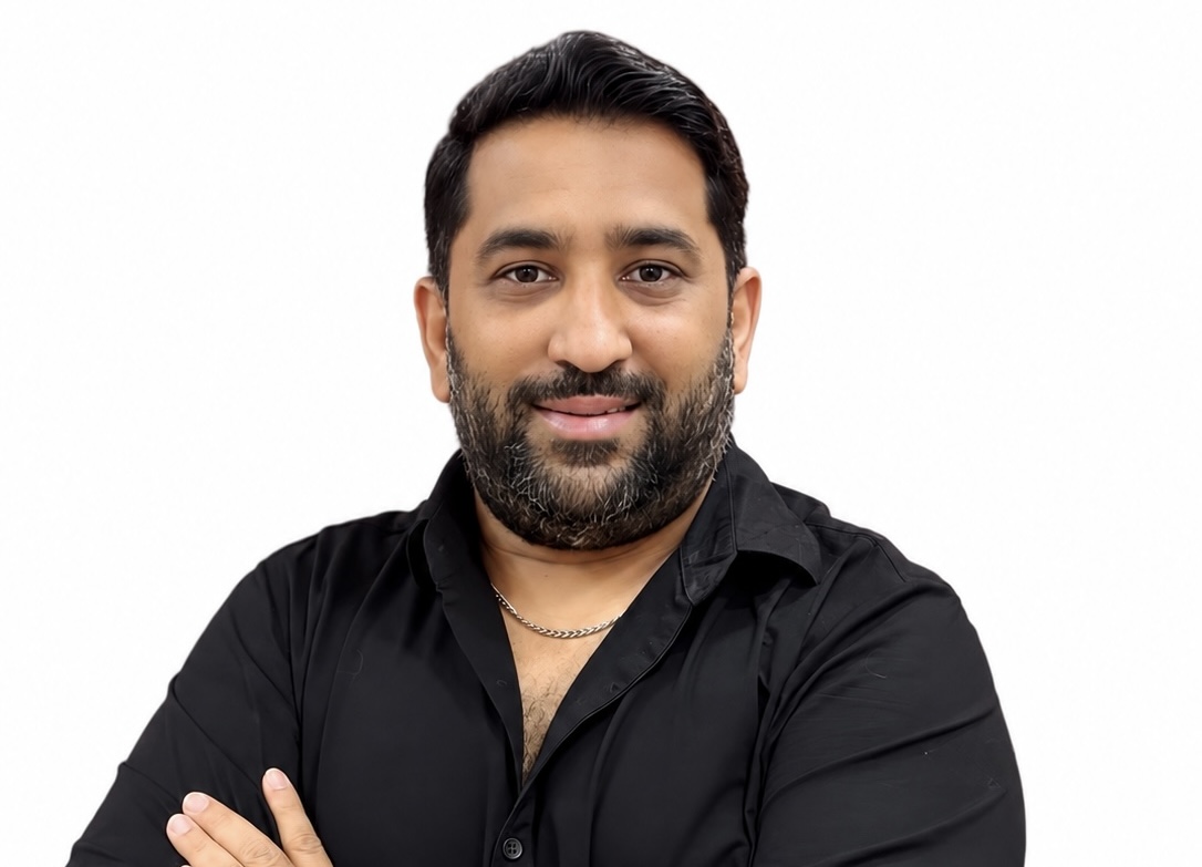 NewsStar69313's tweet photo. Haji Saif Shaikh Juggles Four Music Shoots Across Europe, Announces ‘Yaar Ka Hona Hai’ Featuring Danish Alfaaz ,Adil Khan Durrani and Somi Khan.
#Haji #Saif #Shaikh #Juggles #Four #Music #Shoots #Across #Europe #Announces #Yaar
https://t.co/QQ1h4Jv9qU https://t.co/6LoVoMQXpj