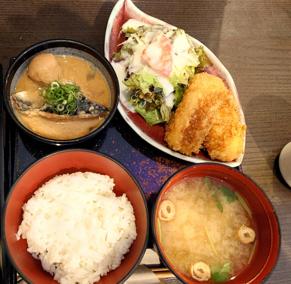 odderyaya's tweet photo. 新規開拓店でランチ
メインは日替わりで、４種類から２種類選べるらしい
カニクリームコロッケと鯖の味噌煮を選択
小鉢が５種類
コスパは良さそう
また行ってみようかな https://t.co/X2Bsc2PuGa