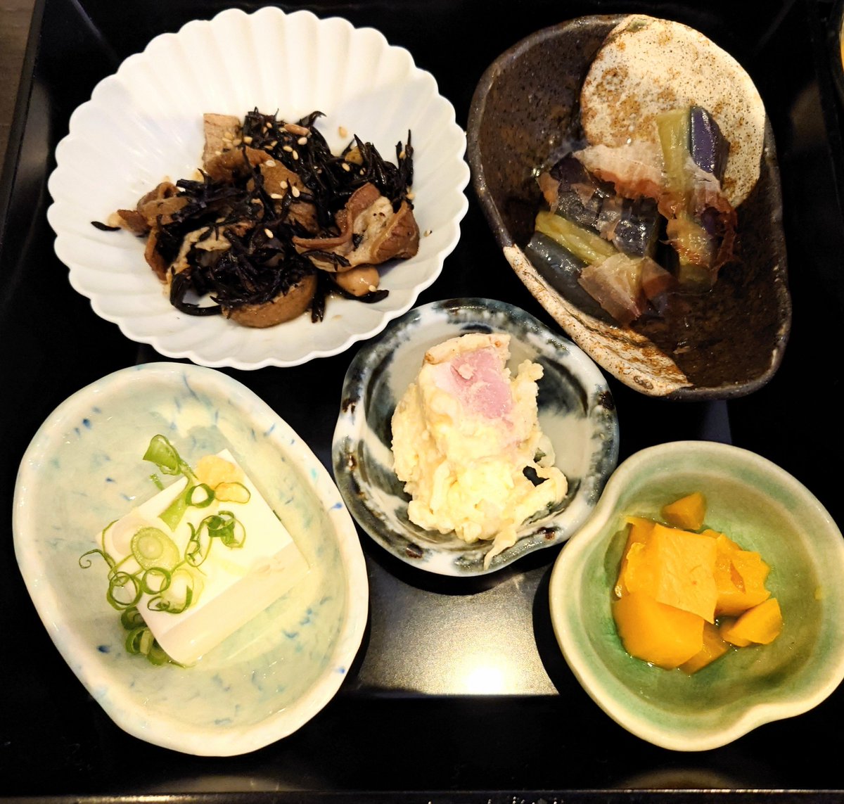 odderyaya's tweet photo. 新規開拓店でランチ
メインは日替わりで、４種類から２種類選べるらしい
カニクリームコロッケと鯖の味噌煮を選択
小鉢が５種類
コスパは良さそう
また行ってみようかな https://t.co/X2Bsc2PuGa