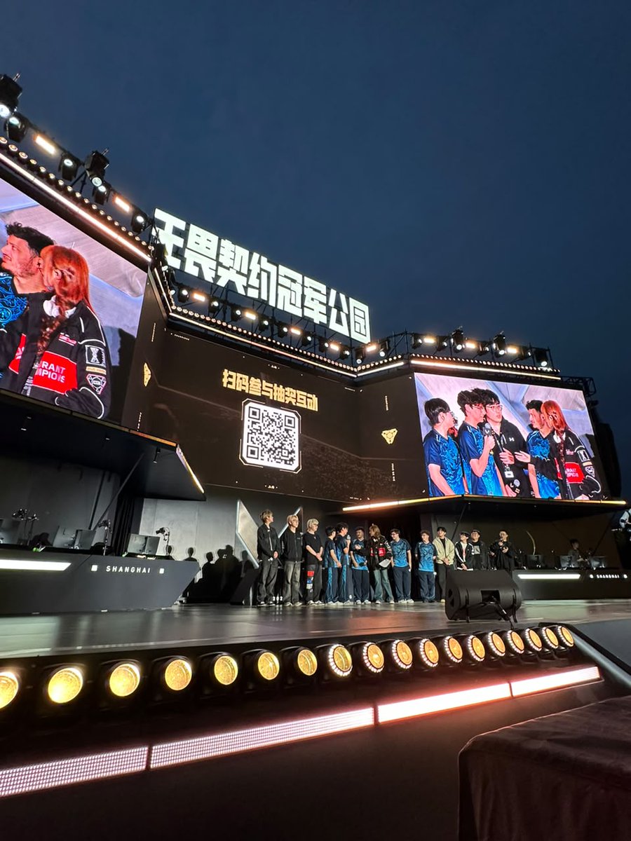 LeviatanGG's tweet photo. Los chicos participaron de un showmatch en el Fan Fest de #VALORANTChampions Shanghai 🇨🇳

Una locura el escenario y todos los fans que se acercaron para disfrutar del partido y conocer a los chicos 💙🐉 https://t.co/6P7HAvDuHn