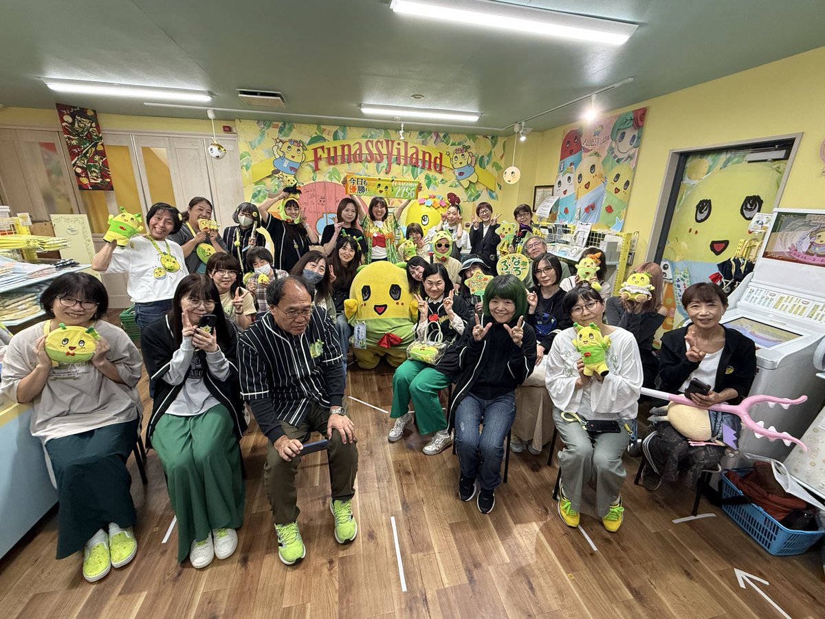 funassyiland_s's tweet photo. おはようございます

昨日のふなごろーとの記念撮影です

たくさんのご来店ありがとうございました😊 https://t.co/vn3prtbcps