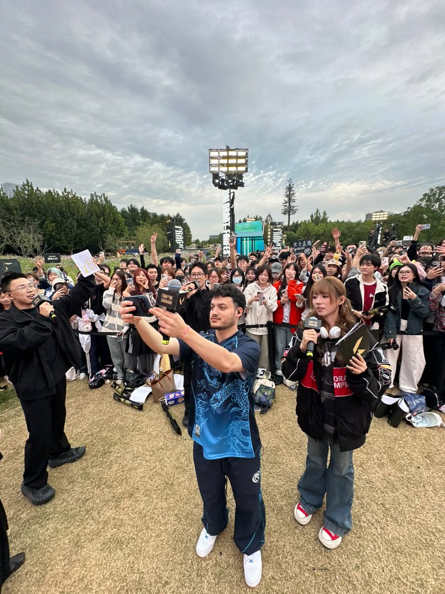 LeviatanGG's tweet photo. Los chicos participaron de un showmatch en el Fan Fest de #VALORANTChampions Shanghai 🇨🇳

Una locura el escenario y todos los fans que se acercaron para disfrutar del partido y conocer a los chicos 💙🐉 https://t.co/6P7HAvDuHn