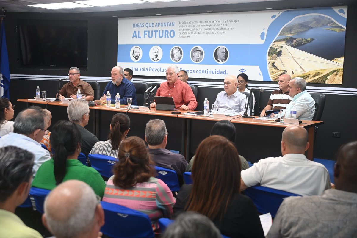 PresidenciaCuba's tweet photo. 🇨🇺| Presidente @DiazCanelB a los trabajadores hidráulicos: “Confiamos en ustedes”

El mandatario evaluó el Programa de Aseguramiento del Abasto al Sistema Central Nudo de Palatino y se reunió con directivos y trabajadores del sector.

🔗| Lea el enlace:

https://t.co/ebmtNniIA7 https://t.co/xqipzGYM8P