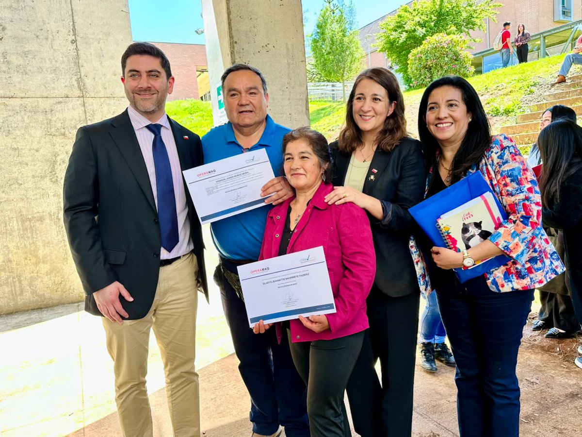 DiarioNoti27564's tweet photo. #La #Araucanía #certifica a #146 #personas en #competencias #laborales de #reciclaje y #cuidados #primarios. https://t.co/etFsANVqIS