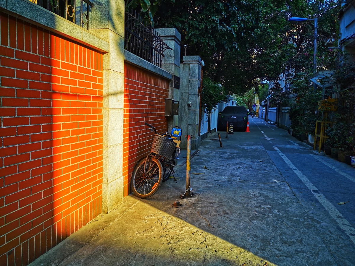 MokgethisiOteng's tweet photo. Random city lane find – golden hour light filtering between brick buildings, a lone bike leaning against a wall. Perfect tiny moment to hit pause on the chaos. https://t.co/8OEseevxaU