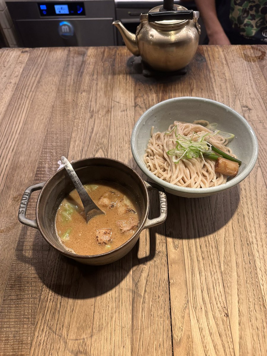 tomi03310225's tweet photo. 和醸良麺 すがり
もつつけ麺。
入り口の潜戸や待機場所の中庭は、京都らしい風情。
美味。
#つけ麺
#もつ
#京都
#烏丸 https://t.co/yoJDQauN2l