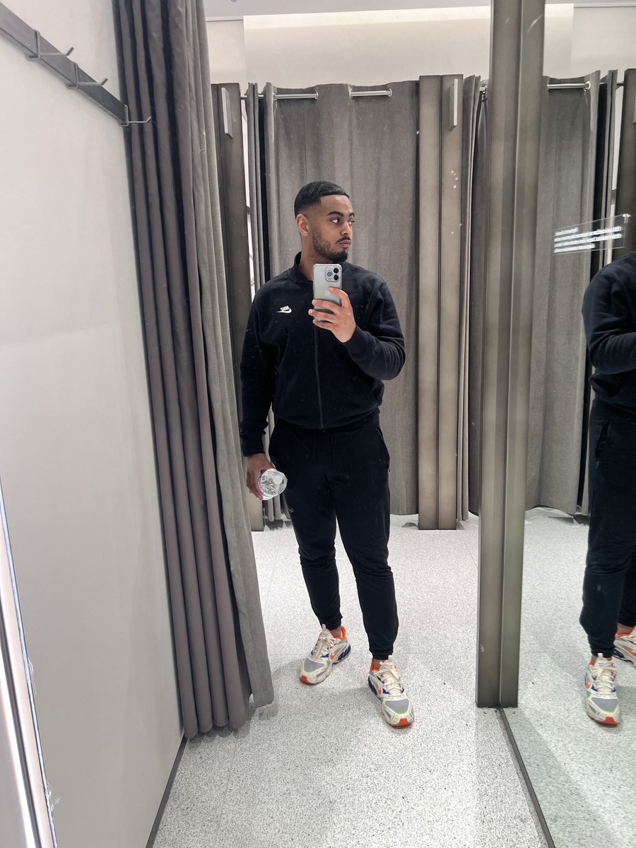 PasUnPaki's tweet photo. 4 ans jours pour jours que j’ai quitté Nike pour me concentrer sur les études de Kiné.. https://t.co/fCrGAd20Vy