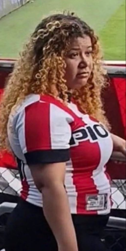 criticolombia4's tweet photo. Esta diosa de la alta alcurnia fue la que humilló a un muchacho por ir al estadio en chanclas. Háganme el hp favor! https://t.co/vYOldurzpw