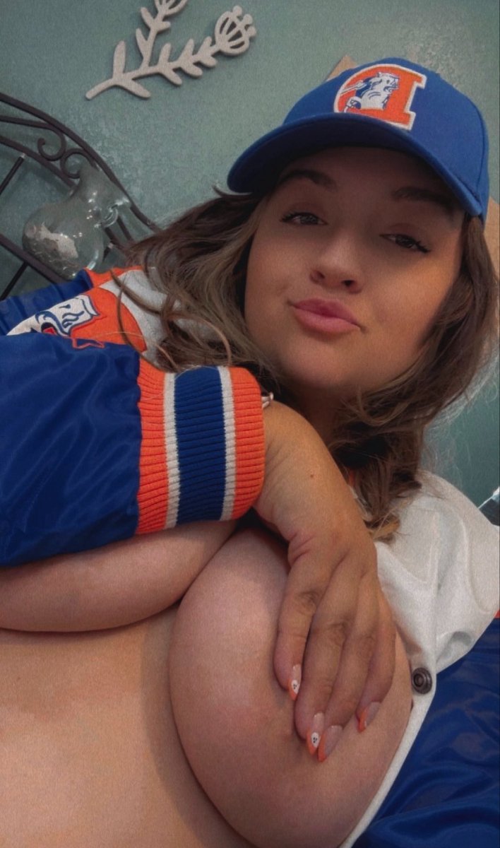 oohDB4lalaL's tweet photo. Go Broncos 😜💙🧡 https://t.co/o2IVKSZegK