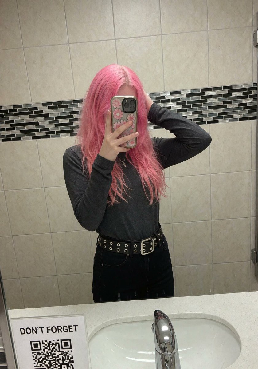onlysniff_com's tweet photo. Looking for sugardaddy.. Anyone?
#spoileme #pinkhair #selfie https://t.co/cgOAfcTN4t