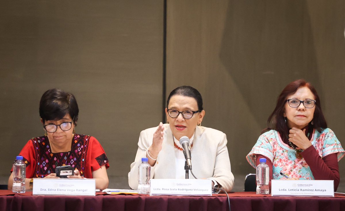 rosaicela_'s tweet photo. Junto con las secretarias @Letamaya y @EdnaElenaVegaR1 e integrantes del @GobiernoMX, nos reunimos con presidentas y presidentes municipales para fortalecer y evaluar los avances de #TerritoriosDePaz, acción con la que atendemos las causas que generan la violencia y promovemos la paz en las comunidades. 🇲🇽 🕊️ @Claudiashein @RocioBarcenaM @Maffiguer @MiguelTorrucoG @GomezSaracibar @Rommel_Pacheco @Bety_Olivares @AbrahamCarro @MRocioGP @taniacarro_