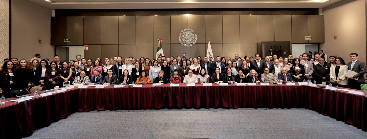 rosaicela_'s tweet photo. Junto con las secretarias @Letamaya y @EdnaElenaVegaR1 e integrantes del @GobiernoMX, nos reunimos con presidentas y presidentes municipales para fortalecer y evaluar los avances de #TerritoriosDePaz, acción con la que atendemos las causas que generan la violencia y promovemos la paz en las comunidades. 🇲🇽 🕊️ @Claudiashein @RocioBarcenaM @Maffiguer @MiguelTorrucoG @GomezSaracibar @Rommel_Pacheco @Bety_Olivares @AbrahamCarro @MRocioGP @taniacarro_